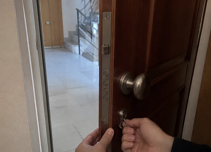 Apertura controlada de una puerta residencial en Valencia para no dañar el marco