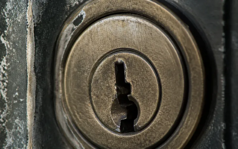 Detalle del cilindro de una cerradura de vivienda en Valencia, clave al elegir un sistema más seguro