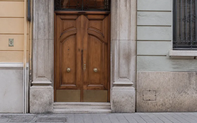 Puerta de entrada cerrada en una calle de Valencia, el caso típico al quedarse fuera de casa