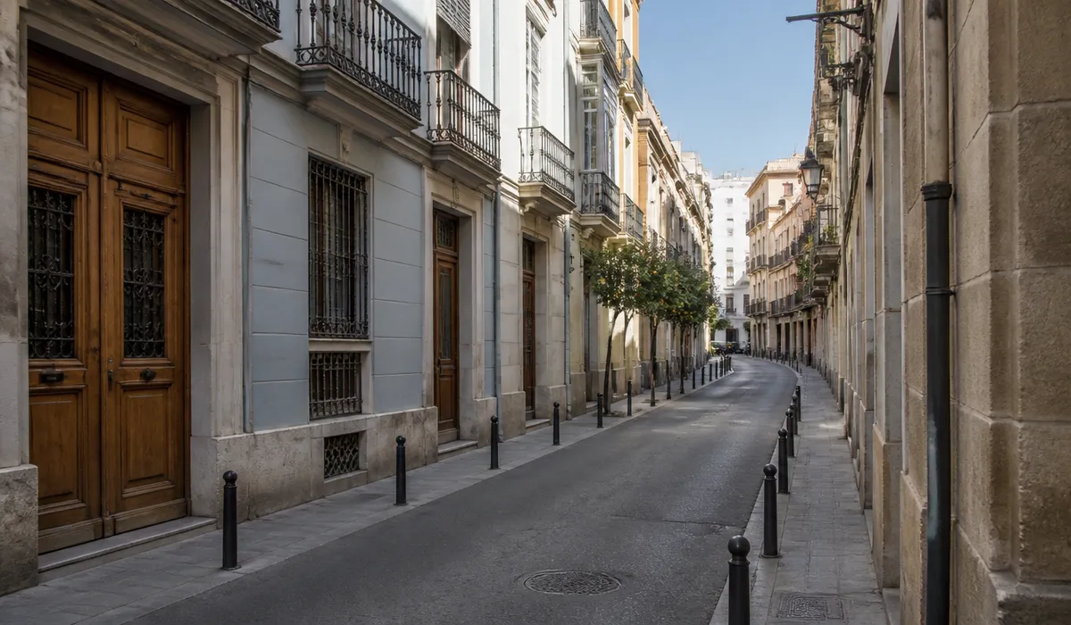 Calle residencial de Valencia con portales y puertas donde Cerravalls presta servicio